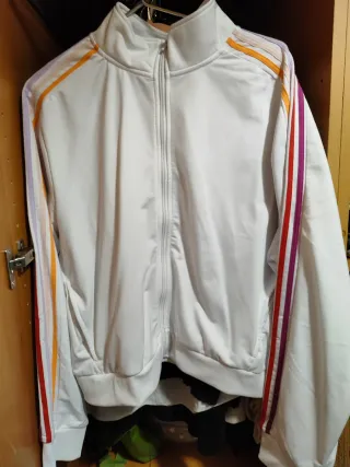 Chaqueta deportiva blanca con rayas