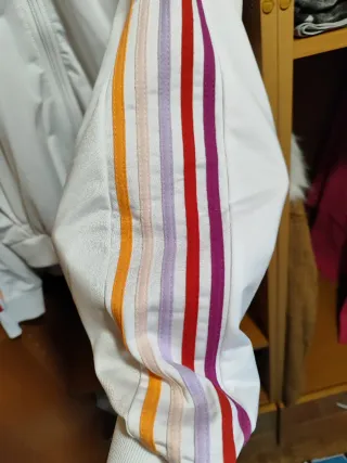 Chaqueta deportiva blanca con rayas