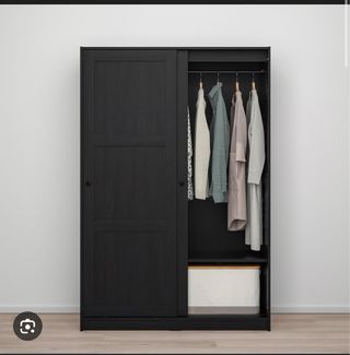 Armario negro con cama nido