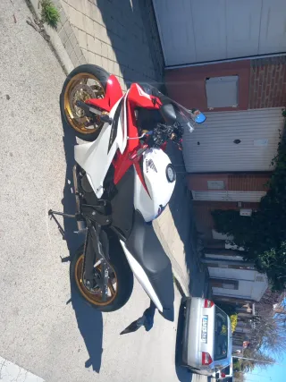 Honda CBR 600 F Roja y Blanca