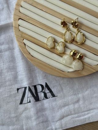 Pendientes Zara dorados y blancos