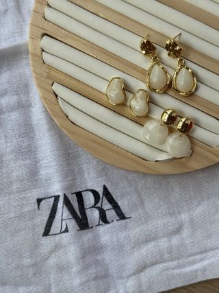 Pendientes Zara dorados y blancos