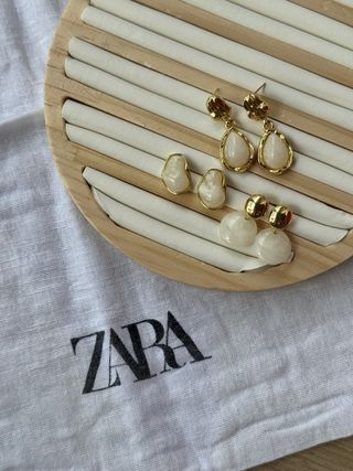 Pendientes Zara dorados y blancos