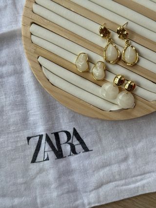 Pendientes Zara dorados y blancos