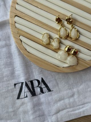 Pendientes Zara dorados y blancos