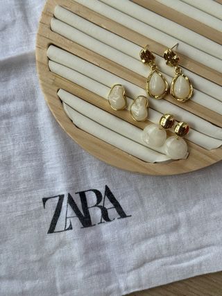 Pendientes Zara dorados y blancos