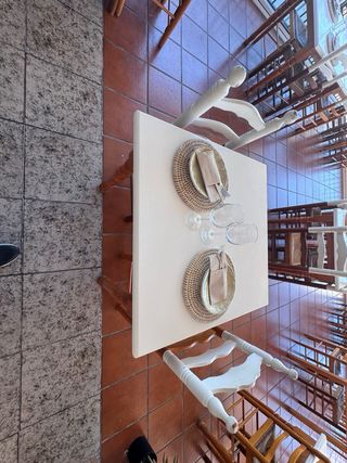 Sillas y mesas de madera