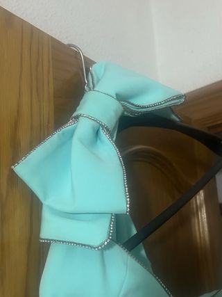 Vestido de fiesta con lazo y pedrería