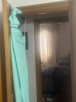 Vestido de fiesta con lazo y pedrería