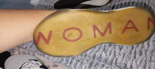 Zapatillas deportivas negras y blancas