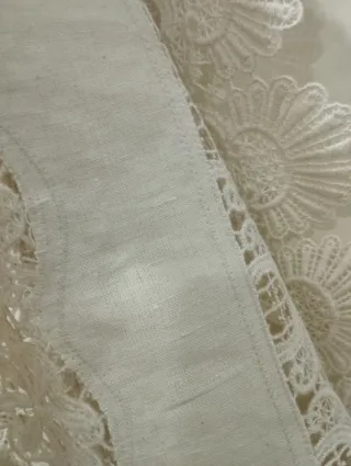 Toalha de linho e crochê bege