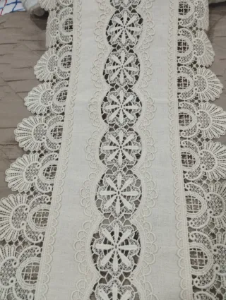 Toalha de linho e crochê bege