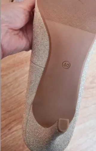 Zapatos tacón alto dorados adornos brillantes