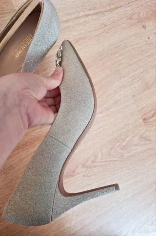 Zapatos tacón alto dorados adornos brillantes