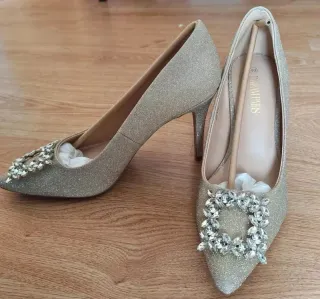 Zapatos tacón alto dorados adornos brillantes