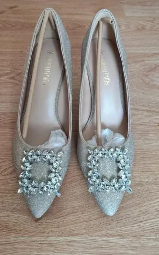 Zapatos tacón alto dorados adornos brillantes