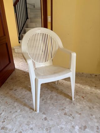 Silla de plástico blanca