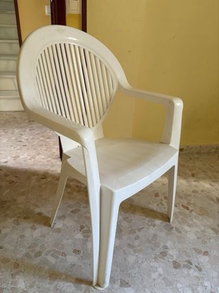 Silla de plástico blanca