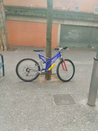 Bicicleta de montaña azul y roja