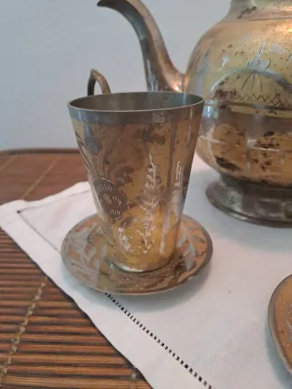 Servizio da tè in ottone decoro floreale argentato