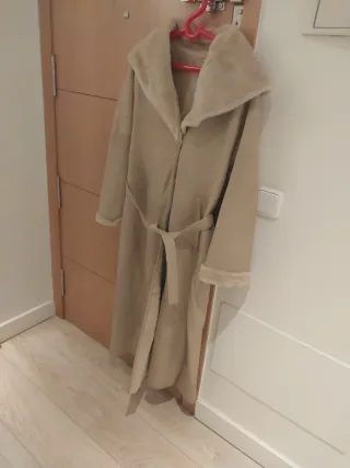 Abrigo piel forro pelo cuello largo beige