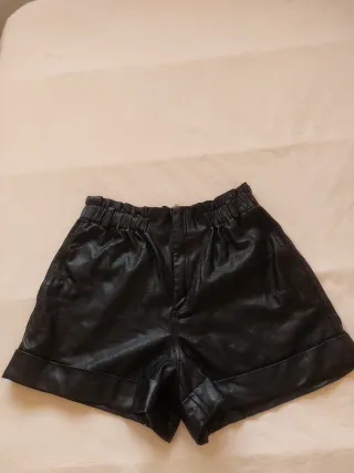 Pantalón corto efecto cuero Mango Talla XL