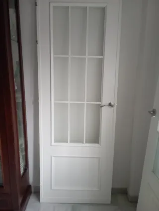 Puerta blanca con marco y cristal Medidas 73×200