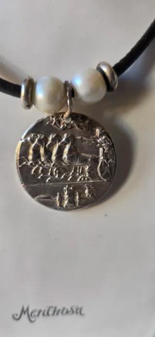 Gargantilla de plata y moneda