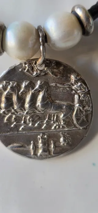 Gargantilla de plata y moneda