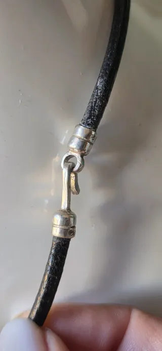 Gargantilla de plata y moneda