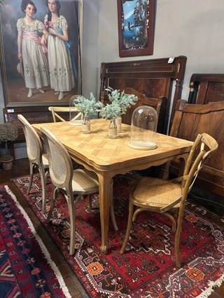 Mesa de comedor antigua
