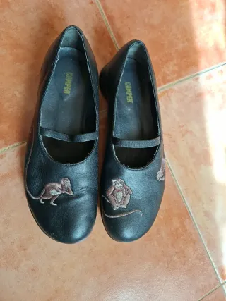 Zapatos Camper negros con bordado de mono