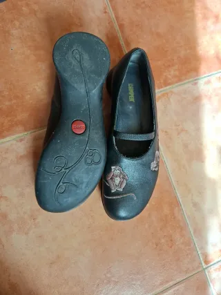 Zapatos Camper negros con bordado de mono