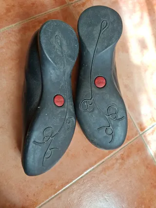 Zapatos Camper negros con bordado de mono