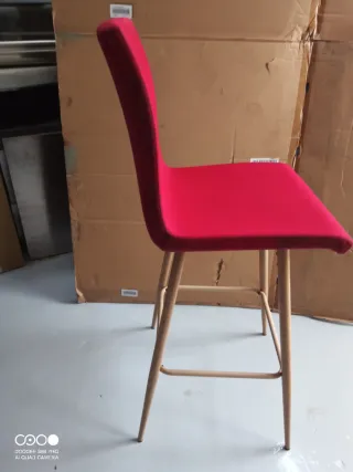 Taburetes rojos de tela y madera