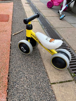 Bicicleta correpasillos B. Duck amarilla