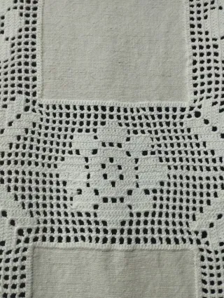 Toalha de linho e crochê feita à mão