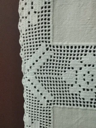 Toalha de linho e crochê feita à mão