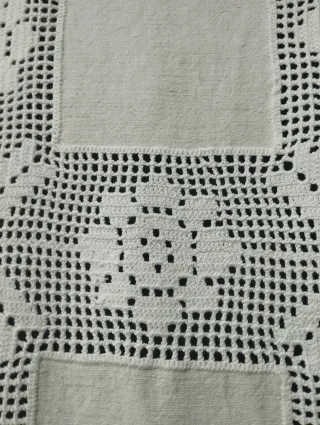 Toalha de linho e crochê feita à mão