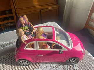 Coche rosa Barbie con muñecas