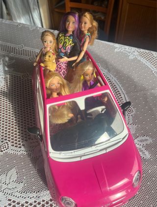 Coche rosa Barbie con muñecas