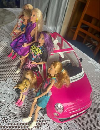 Coche rosa Barbie con muñecas