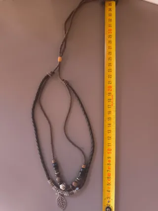 Collar trenzado con cuentas y hoja
