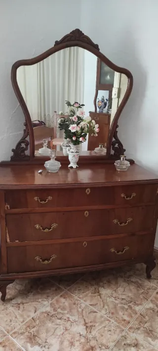 Cómoda antigua de madera con espejo