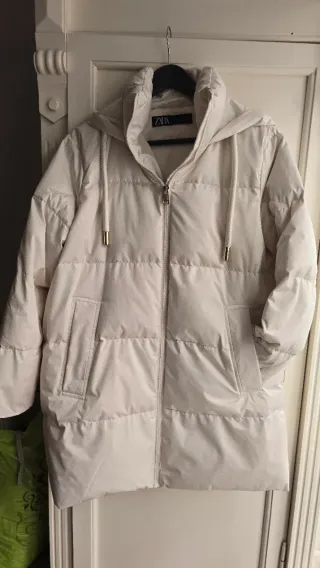 Plumífero oversize Zara Beige con Capucha