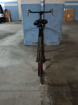 Bicicleta antigua de varillas