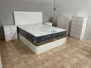 Dormitorio Blanco: Cama, Colchón y Cajoneras
