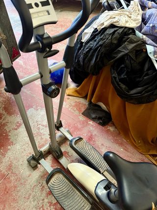 Elíptica con funcionamiento mecánico.