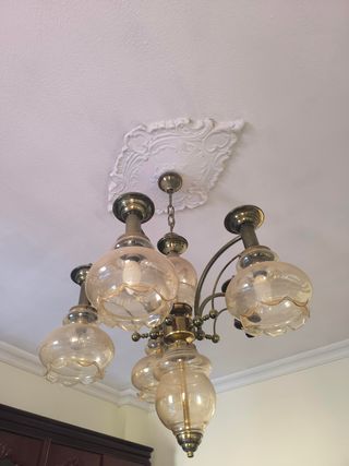 Lámpara de metal con tulipas de cristal