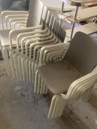 Sillas de plástico grises apilables